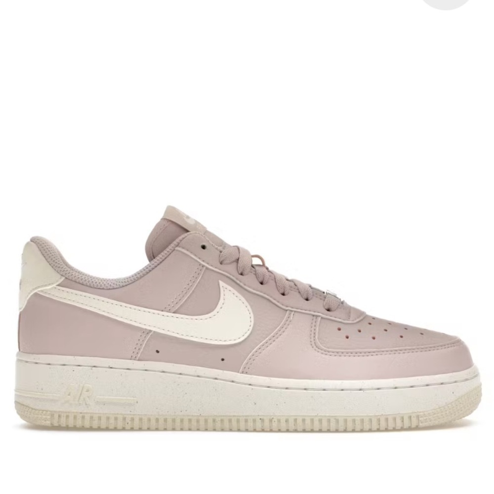 Nike
Air Force 1 07 SE
Brand new